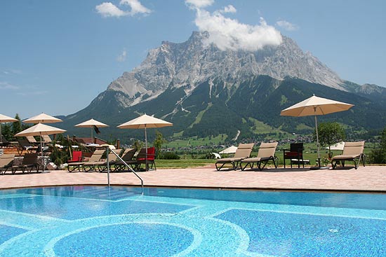 Was für eine Aussicht: der 31° warme Hotel Post Außen-Pool mit Zugspitz-Panorama steht übrigens ganzjährig zur Verfügung (Foto: Martin Schmitz)